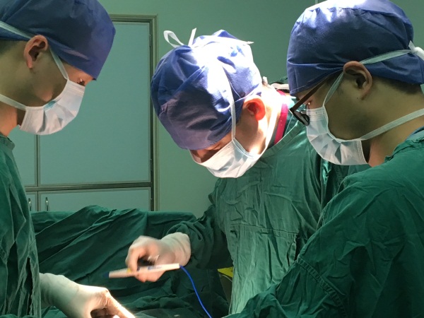 (浙大一院肾脏病中心副主任吴建永主任医师主刀肾移植手术)